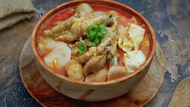 Seblak Mendunia: Makanan Pedas Gurih Indonesia Viral di Thailand